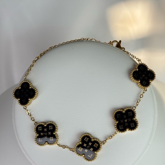 Elegant Gold and Black Clover Bracelet - Picture 2 of 3